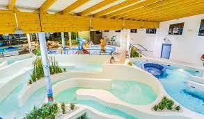 piscine intérieure avec toboggans