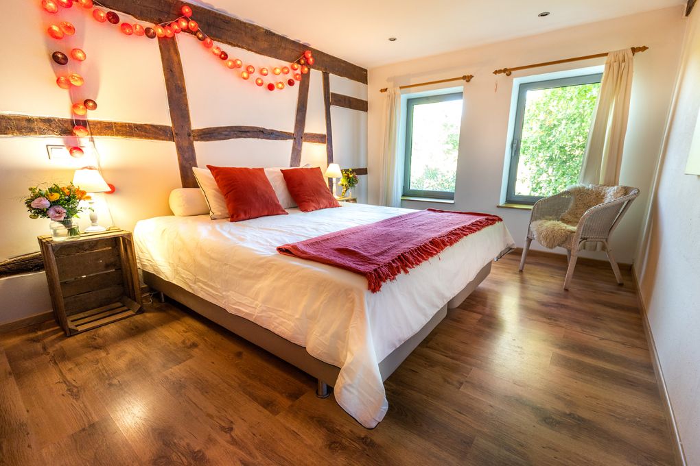 chambre drap rouge colombage